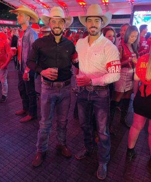 Luca Ferrari Instagram - Dia de rodeio … #osmoiadeiros #jaguariunarodeofestival #camarotebrahma