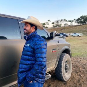 Luca Ferrari Instagram - The world needs more cowboys 🔥✔️ .
. . 
. Jaqueta camuflada @osmoiadeirosoficial