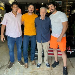 Luca Ferrari Instagram - Registro dessa manhã super proveitosa com eles!! Os netos curtindo o vozão na loja @moiadeirosgoiania dos seus 96 anos, quase 97 de um homem íntegro, honesto,respeitador e do bem!! Amamos muito