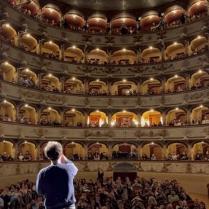 Luca Ravenna Instagram - 6 repliche in 7 giorni, in 6 città. 
Sanremo Mestre Udine Bolzano Schio Ferrara
1. Parco a Bolzano
2. ⁠@aristonsanremo 
3. ⁠attivista che blocca l’autostrada 
4. ⁠l’itinerario
5. ⁠@teatrocomunaleferrara   pubblico stupendo 
6. ⁠Ich habe so getan, als würde ich Deutsch sprechen, um für das Bozen-Date zu werben
7. ⁠spettacolare teatro di Udine
8. Siepe a forma di cappello degli alpini
9. ⁠divano appena comprato
10. ⁠di nuovo Ferrara che al momento è la mia città preferita 
Grazie davvero a tutte le persone che sono venute a vedere RedSox. Grazie ai ragazzi e alle ragazze che hanno aperto. 
Prossima tappa Torino @teatrocolosseo 2 x Sold Out
🤍❤️💙