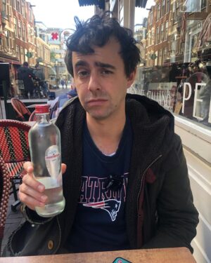 Luca Ravenna Instagram - Biglietti fuori per Red Sox Europa, li trovate nelle storie ed in bio 🇪🇺🤍❤️💙

Ricomincia la ricerca dell’acqua frizzante migliore.
Quale batterà l’acqua portoghese?
L’ultima foto, non era acqua
🤍❤️💙 🧦
@piper_lizia
@tijevents 
@goigest
@wowmgmt
