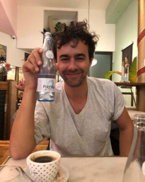Luca Ravenna Instagram - Biglietti fuori per Red Sox Europa, li trovate nelle storie ed in bio 🇪🇺🤍❤️💙

Ricomincia la ricerca dell’acqua frizzante migliore.
Quale batterà l’acqua portoghese?
L’ultima foto, non era acqua
🤍❤️💙 🧦
@piper_lizia
@tijevents 
@goigest
@wowmgmt