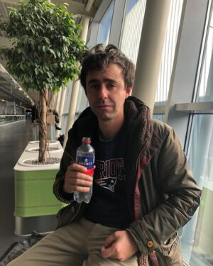 Luca Ravenna Instagram - Biglietti fuori per Red Sox Europa, li trovate nelle storie ed in bio 🇪🇺🤍❤️💙

Ricomincia la ricerca dell’acqua frizzante migliore.
Quale batterà l’acqua portoghese?
L’ultima foto, non era acqua
🤍❤️💙 🧦
@piper_lizia
@tijevents 
@goigest
@wowmgmt