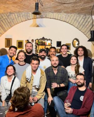 Luca Ravenna Instagram - I capisaldi:
L’aperitivo
Gli Strokes 
La bella Roma

Foto 1-4 della queen @chiaramirelli 
Foto 2-5-6-7 mie devo dire, molto normali 🍦 🌅 
Foto 3 (autore ignoto) @loreup_comedy Big Open Mic in Town che ieri hanno ospitato anche me @sandanieletinti e @grandiraponi 🎤 💅
