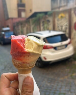 Luca Ravenna Instagram - I capisaldi:
L’aperitivo
Gli Strokes 
La bella Roma

Foto 1-4 della queen @chiaramirelli 
Foto 2-5-6-7 mie devo dire, molto normali 🍦 🌅 
Foto 3 (autore ignoto) @loreup_comedy Big Open Mic in Town che ieri hanno ospitato anche me @sandanieletinti e @grandiraponi 🎤 💅