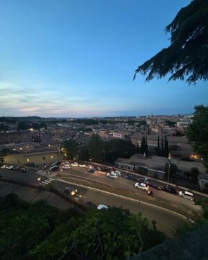 Luca Ravenna Instagram - I capisaldi:
L’aperitivo
Gli Strokes 
La bella Roma

Foto 1-4 della queen @chiaramirelli 
Foto 2-5-6-7 mie devo dire, molto normali 🍦 🌅 
Foto 3 (autore ignoto) @loreup_comedy Big Open Mic in Town che ieri hanno ospitato anche me @sandanieletinti e @grandiraponi 🎤 💅