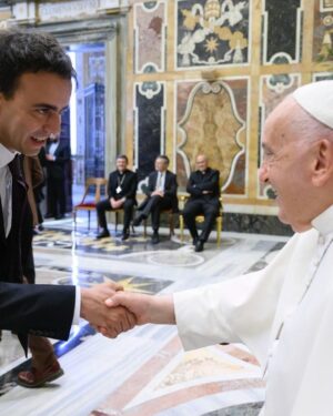Luca Ravenna Instagram - Fotoracconto dell’ultimo mese
1. “Ma che cazzo ce vai a fa dal Papa” - disse @giorgiomontanini77 
2. ⁠Il papa vero mi ha chiamato e mi ha detto: “Sono Giorgio Montanini”
3. ⁠It’s coming Europe - biglietti Red Sox disponibili 
4. ⁠Il tour eccolo qui
5. La partita del torneo @matberrettini @janniksin @effe7effe 
6. ⁠@videocittà con il Ricardo Villalobos della stand up comedy 
7. Dimmi che colazione fai e ti dico chi sei
8. ⁠50 sfumature di Tu Madre (2014/2024)
