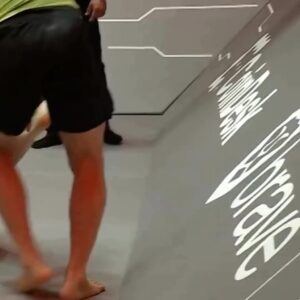 Lucas Barbosa Instagram - HULK ESTÁ DE VOLTA! 💪

Lucas Hulk (@lucasbarbosajj) não deu chances ao americano AJ Agazarm no Pit Submission Series 5! 🔥

O atleta da Atos teve um desempenho dominante e garantiu a vitória por decisão.

Hulk retornou de lesão e estreou com vitória na organização. O cara voltou com tudo, hein? 👏

🎥 @karatecombat 

#karatecombat #pitsubmissionseries #lucashulk #atos #grappling #jiujitsu #bjj #luta #fight #oss #faixapreta #blackbelt #almadafightmedia