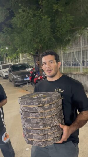 Lucas Barbosa Instagram - Na passagem pelo Rio não podia deixar de visitar minha antiga casa, rever os amigos e aproveitei também pra levar umas pizzas para a criançada do projeto social na comunidade do Rio das Pedras.

Foi nessa academia onde eu dei início à minha vida de atleta, onde dividia o quarto com outras 12 pessoas. Aqui tive a oportunidade de evoluir bastante como atleta e pessoa.

Obrigado @marciorodriguescoach, por tudo que fez por mim. Gratidão sempre ❤️

#bjj #jiujitsu #ibjjf #adcc #pizza #riodejaneiro #bjjlifestyle #thehulkshow