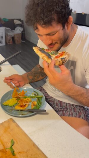 Lucas Barbosa Instagram - Estamos apelando pra ver se essa técnica funciona mesmo. Foco na dieta! 🤣🤣
-
#diet #pizza #luta #bjj #jiujitsu #smashkitchen #thehulkshow
