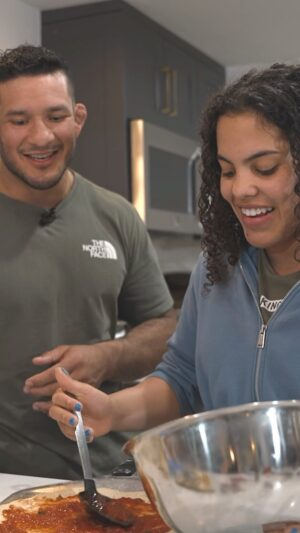 Lucas Barbosa Instagram - Tem episódio novo do #SmashKitchen lá no canal do YouTube 🍕

Depois de convidar o Sensei @galvaobjj para fazer pizza com a gente, foi a vez da @sarah_galvao1 mostrar se manda bem na cozinha também. E você acha que o pai e a filha não iam competir nessa? 😂😂 Será que a pizza da Sarah ficou melhor do que a do Professor? 

O episódio completo está no canal! Link na bio.

#jiujitsupodcast #nogi #thehulkshow #ibjjf #podcastclips #bjj #jiujitsu #pizza #smashkitchen #cozinha