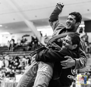 Lucas Barbosa Instagram - #TBT O dia em que fechei a categoria meio pesado com o Sensei @galvaobjj no @ibjjf San Diego Open. Pude realizar um sonho de fechar a categoria com um ídolo.

Será que consigo convencer ele a fechar mais outra? 👀😂

E você, já conseguiu fechar a categoria com seu professor?
Marca ele aí 💪