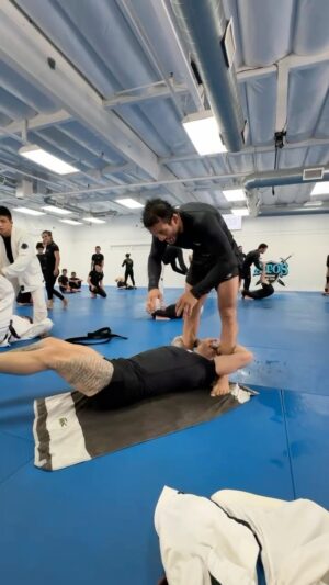 Lucas Barbosa Instagram - Hoje o abdômen tava gritando igual essa música 🤣

#bjj #jiujitsu #atosjiujitsu #thehulkshow #ibjjf #fight #training 

🏠 @atosjiujitsuhq 
🎥 @anacolagrande 
🥋 @alleonecn