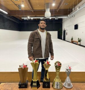 Lucas Barbosa Instagram - Tava arrumando meus troféus e encontrei esses aqui. Foram várias guerras no @bjjstarsoficial 👊🏆 
-
Mês que vem tenho uma luta marcada, em breve vou anunciar… Quem consegue adivinhar a organização? 👀

I was organizing my trophies and found these here. Good battles at @bjjstarsoficial 👊🏆
-
Next month I have a fight scheduled, I will announce soon… Who can guess the organization? 👀

@atosjiujitsunw @atosbjjondemand @electrum_performance @elevarsalud @coachrobriverbendbjj #bjj #jiujitsu #fighter