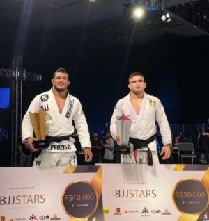 Lucas Barbosa Instagram - Tava arrumando meus troféus e encontrei esses aqui. Foram várias guerras no @bjjstarsoficial 👊🏆 
-
Mês que vem tenho uma luta marcada, em breve vou anunciar… Quem consegue adivinhar a organização? 👀

I was organizing my trophies and found these here. Good battles at @bjjstarsoficial 👊🏆
-
Next month I have a fight scheduled, I will announce soon… Who can guess the organization? 👀

@atosjiujitsunw @atosbjjondemand @electrum_performance @elevarsalud @coachrobriverbendbjj #bjj #jiujitsu #fighter