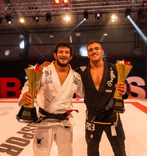 Lucas Barbosa Instagram - Tava arrumando meus troféus e encontrei esses aqui. Foram várias guerras no @bjjstarsoficial 👊🏆 
-
Mês que vem tenho uma luta marcada, em breve vou anunciar… Quem consegue adivinhar a organização? 👀

I was organizing my trophies and found these here. Good battles at @bjjstarsoficial 👊🏆
-
Next month I have a fight scheduled, I will announce soon… Who can guess the organization? 👀

@atosjiujitsunw @atosbjjondemand @electrum_performance @elevarsalud @coachrobriverbendbjj #bjj #jiujitsu #fighter