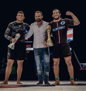 Lucas Barbosa Instagram - Tava arrumando meus troféus e encontrei esses aqui. Foram várias guerras no @bjjstarsoficial 👊🏆 
-
Mês que vem tenho uma luta marcada, em breve vou anunciar… Quem consegue adivinhar a organização? 👀

I was organizing my trophies and found these here. Good battles at @bjjstarsoficial 👊🏆
-
Next month I have a fight scheduled, I will announce soon… Who can guess the organization? 👀

@atosjiujitsunw @atosbjjondemand @electrum_performance @elevarsalud @coachrobriverbendbjj #bjj #jiujitsu #fighter