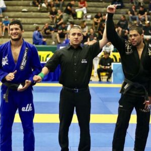 Lucas Barbosa Instagram - #TBT O dia em que fechei a categoria meio pesado com o Sensei @galvaobjj no @ibjjf San Diego Open. Pude realizar um sonho de fechar a categoria com um ídolo.

Será que consigo convencer ele a fechar mais outra? 👀😂

E você, já conseguiu fechar a categoria com seu professor?
Marca ele aí 💪