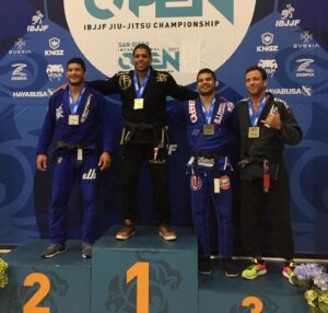 Lucas Barbosa Instagram - #TBT O dia em que fechei a categoria meio pesado com o Sensei @galvaobjj no @ibjjf San Diego Open. Pude realizar um sonho de fechar a categoria com um ídolo.

Será que consigo convencer ele a fechar mais outra? 👀😂

E você, já conseguiu fechar a categoria com seu professor?
Marca ele aí 💪