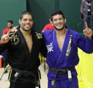 Lucas Barbosa Instagram - #TBT O dia em que fechei a categoria meio pesado com o Sensei @galvaobjj no @ibjjf San Diego Open. Pude realizar um sonho de fechar a categoria com um ídolo.

Será que consigo convencer ele a fechar mais outra? 👀😂

E você, já conseguiu fechar a categoria com seu professor?
Marca ele aí 💪
