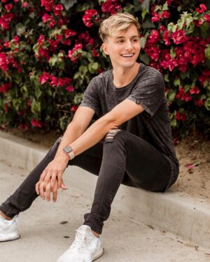 Lucas Cruikshank Instagram - me closely watching the drama of people i don’t know online