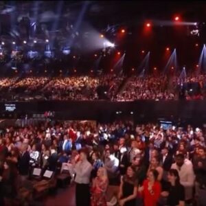 Lucas Taupin Instagram - Hier on a joué aux victoires de la musique

On voit pas très bien sur les images mais ça a été l’occasion de ramener la plupart des artistes, producteurs, musiciens avec qui j’ai eu l’honneur de travailler (ou dont je kiff juste énormément le taff) avec moi sur scène

Content d’en avoir fait un moment collectif parce que c comme ça qu’on fait notre musique, en équipe. Donc merci infiniment à tout ceux qui ont répondus présent c’était un beau moment 

🙏🏻🫶🏻