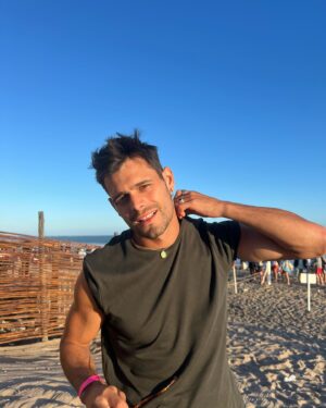 Lucas Velasco Instagram - Por qué esa postura de cabeza no ? 😝 ⚡️ ☀️