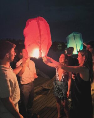Lucas Velasco Instagram - Recibiendo el 2024 con gente que quiero mucho. Anhelo amor, salud y felicidad para este año que empieza. 
Hola 2024 = 8= ♾️ ❤️