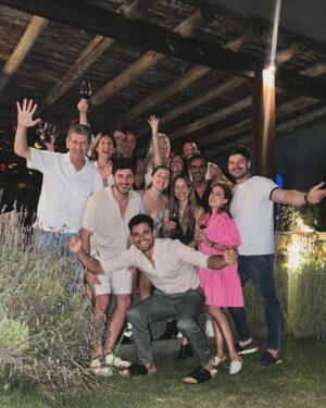 Lucas Velasco Instagram - Recibiendo el 2024 con gente que quiero mucho. Anhelo amor, salud y felicidad para este año que empieza. 
Hola 2024 = 8= ♾️ ❤️