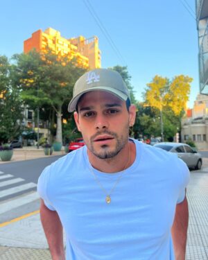 Lucas Velasco Instagram - Los primero soles de verano y ya quede como un palito de la selva 🤣