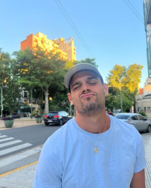 Lucas Velasco Instagram - Los primero soles de verano y ya quede como un palito de la selva 🤣