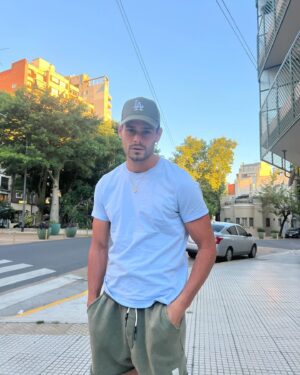 Lucas Velasco Instagram - Los primero soles de verano y ya quede como un palito de la selva 🤣