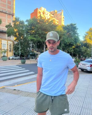Lucas Velasco Instagram - Los primero soles de verano y ya quede como un palito de la selva 🤣
