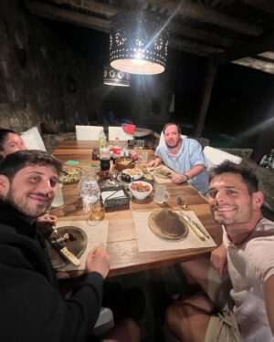 Lucas Velasco Instagram - Este viaje a Argentina fue diferente a otros por qué no solo estuve mucho tiempo sino que NO llegué en mi mejor momento personal por muchas razones.fue realmente hermoso empezar el 2024 con mis amigos y familia . Este viaje me hizo dar cuenta que hay gente que me quiere ver bien de verdad , que se preocupa por mí y quiere lo mejor . Ahora vuelvo a Madrid con más fuerza por qué sé que tengo el apoyo incondicional de toda mi gente . Gracias y más gracias . Vuelvo con la fuerza que necesitaba pero obvio que no es fácil volver a dejar a mi familia y a mis amigos . Voy a por todo pero esta vez no solo por mí sino por todos los los que confían en mí y me quieren de verdad ❤️☺️ SIMPLEMENTE GRACIAS