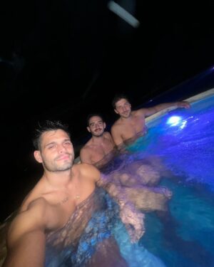 Lucas Velasco Instagram - Este viaje a Argentina fue diferente a otros por qué no solo estuve mucho tiempo sino que NO llegué en mi mejor momento personal por muchas razones.fue realmente hermoso empezar el 2024 con mis amigos y familia . Este viaje me hizo dar cuenta que hay gente que me quiere ver bien de verdad , que se preocupa por mí y quiere lo mejor . Ahora vuelvo a Madrid con más fuerza por qué sé que tengo el apoyo incondicional de toda mi gente . Gracias y más gracias . Vuelvo con la fuerza que necesitaba pero obvio que no es fácil volver a dejar a mi familia y a mis amigos . Voy a por todo pero esta vez no solo por mí sino por todos los los que confían en mí y me quieren de verdad ❤️☺️ SIMPLEMENTE GRACIAS