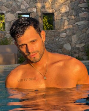 Lucas Velasco Instagram - Muy intenso lo sé, pido perdón de antemano. ¿Cual te parece la foto más intensa ? 🤣