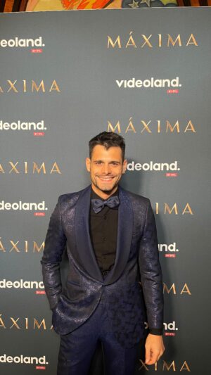 Lucas Velasco Instagram - Preparándome para la premiere de “Máxima” en Ámsterdam 🍿🎬👑

Beautiful experience @valkamsterdam 💙 lots of thanks 🤜🏻🤛🏻

👔 @felixramirodesigner 🎩