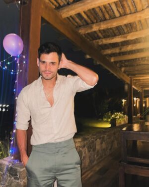 Lucas Velasco Instagram - Recibiendo el 2024 con gente que quiero mucho. Anhelo amor, salud y felicidad para este año que empieza. 
Hola 2024 = 8= ♾️ ❤️