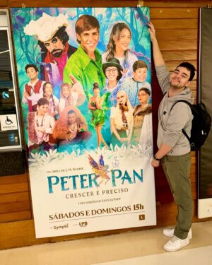 Luccas Papp Instagram - Registro de um diretor, dramaturgo, cenógrafo e iluminador depois do primeiro dia de montagem de @peterpan.crescer. Ver minhas palavras e desenhos criarem vida de forma tão mágica faz valer qualquer sacrifício. Esse banner enorme na frente do @teatrodasartes é só a cereja do bolo de dias e noites de trabalho árduo. Escrevo essa legenda depois de 30 horas acordado (não façam isso 😬), e com a certeza de que a minha vida é tentar unir grandes histórias, grandes artistas e grandes cidadãos. O Peter Pan começa a voar nesse sábado… venha decolar com a gente. Vou te agradecer de todo coração 🍀🤍.