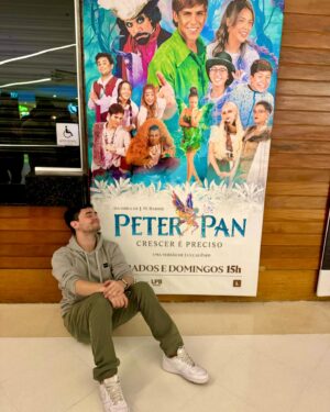 Luccas Papp Instagram - Registro de um diretor, dramaturgo, cenógrafo e iluminador depois do primeiro dia de montagem de @peterpan.crescer. Ver minhas palavras e desenhos criarem vida de forma tão mágica faz valer qualquer sacrifício. Esse banner enorme na frente do @teatrodasartes é só a cereja do bolo de dias e noites de trabalho árduo. Escrevo essa legenda depois de 30 horas acordado (não façam isso 😬), e com a certeza de que a minha vida é tentar unir grandes histórias, grandes artistas e grandes cidadãos. O Peter Pan começa a voar nesse sábado… venha decolar com a gente. Vou te agradecer de todo coração 🍀🤍.