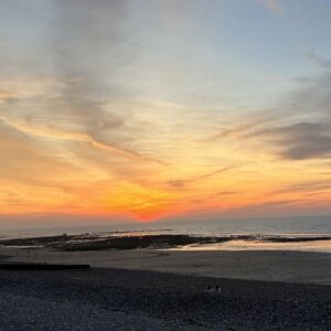 Luce Mouchel Instagram - Coucher de soleil volcanique veules les roses