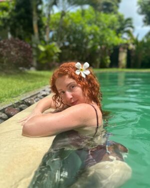Lucia "Ginger" Molčányiová Instagram - Jsme zpátky z mého🏝️Dance Retreatu na Bali🏝️a zde s vámi podělím o nádherné momenty.♥️

Bylo nám tam spolu krásně, máme neskutečné zážitky, zažily jsme toho tak moc, že jsem ani nestíhala moc být na sociálních sítích, žila jsem v naprosté přítomnosti a každý večer jsem padala únavou do postele.

Byly jsme skvělá parta, měly sme spolu spoustu srandy, ale i emotivních i hlubokých rozhovorů. Společně jsme tančily, cvičily, meditovaly, sdílely, jedly, cestovaly, smály se i plakaly. Děkuji vám za důvěru, dámy.🙏🏻

Říká se, že někdy je potřebné vycestovat pryč, aby člověk poznal sám sebe. A Bali je pro to jako stvořené. Tento ostrov má svou vlastní flow a bylo krásné se ní nechat vést a zažít i to, o čem se nám ani nesnilo a objevovat překrásná místa téhle planety. Bali jsem si naprosto zamilova, cítila jsem se tam nádherně a určitě tam potřebuji jít znovu.🦋

Děkuji moc @worldee_com za možnost společně vytvořit tento krásný retreat a splnit si sen, všem mým drahým dámám, které se mnou tuhle dobrodružnou výpravu podnikly, @balimynahvillas za kouzelné ubytování a péči.🫶🏻

Už teď se těším na další retreaty!✨

1-5. Naše nádherná vila uprostřed Uluwatu @balimynahvillas 
6-7. Nádherný beach club @tropicaltemptation 
8. My po taneční lekci
9. Naše taneční lekce u západu slunce bez podpatků
10. Video sestřih by @medunka_ 

Více fotek coming soon💫