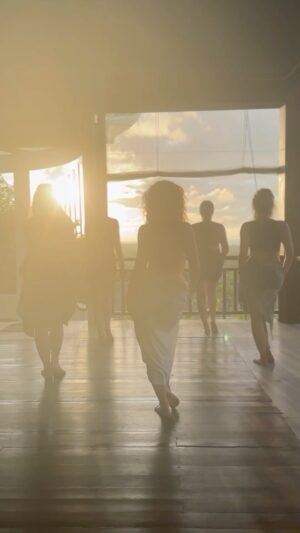 Lucia "Ginger" Molčányiová Instagram - Takhle jsme tančily na mém Dance Retreatu na Bali☀️🏝️💃🏼

Tančit u západu slunce & s větrem ve vlasech just feels different.🥰Bez zrcadel, naboso, ve větším uvolnění, bez přísné sebekontroly a stresu, s otevřenou myslí.🦋

Už teď se těším na další taneční retreaty u moře či oceánu. Kde byste se mnou rády jely příště?✈️

Song by @christinamilian 
Filmed by @medunka_ 
Choreo by me

#danceretreatbali #bali #dance #retreat #danceretreat