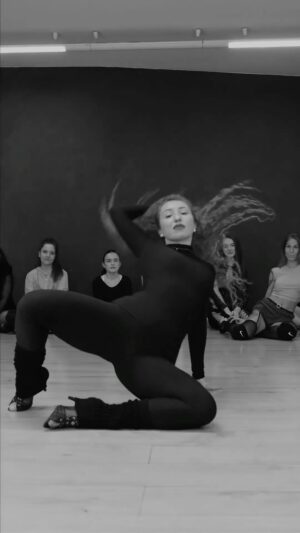 Lucia "Ginger" Molčányiová Instagram - Děkuji dámy, že tančíte se mnou na mých workshopech. Moc si vážím vaší důvěry a mám radost, že vás to baví, že kvetete, že na sobě pracujete, dovolíte si být ve své ženské energii, vyjádřovat své pocity a emoce pohybem, cítit se krásné & smyslné, věnovat čas samy sobě, svému seberozvoji.🌹Choreo z mého krásného & sold-out workshopu v Brně.♥️Brzy dám vedět termín nových workshopů.✨

Cult song "Wicked Game" by @chrisisaak 
Camera @meelkam 
Studio @studioakacz