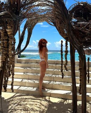 Lucia "Ginger" Molčányiová Instagram - Bali vibes🏝️Na Bali jsem se cítila nádherně taková jaká jsem přirozeně, bez make-upu, jen s opálenou pokožkou, oblečením ve světlých barvách, dovolenkárským mušličkovým náramkem na noze & rozpuštěnými vlasy.🦋

Děkuji za nádherné plavky @hanajanaswimwear 🤍

#Bali