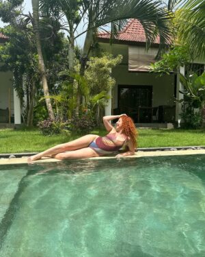 Lucia "Ginger" Molčányiová Instagram - Jsme zpátky z mého🏝️Dance Retreatu na Bali🏝️a zde s vámi podělím o nádherné momenty.♥️

Bylo nám tam spolu krásně, máme neskutečné zážitky, zažily jsme toho tak moc, že jsem ani nestíhala moc být na sociálních sítích, žila jsem v naprosté přítomnosti a každý večer jsem padala únavou do postele.

Byly jsme skvělá parta, měly sme spolu spoustu srandy, ale i emotivních i hlubokých rozhovorů. Společně jsme tančily, cvičily, meditovaly, sdílely, jedly, cestovaly, smály se i plakaly. Děkuji vám za důvěru, dámy.🙏🏻

Říká se, že někdy je potřebné vycestovat pryč, aby člověk poznal sám sebe. A Bali je pro to jako stvořené. Tento ostrov má svou vlastní flow a bylo krásné se ní nechat vést a zažít i to, o čem se nám ani nesnilo a objevovat překrásná místa téhle planety. Bali jsem si naprosto zamilova, cítila jsem se tam nádherně a určitě tam potřebuji jít znovu.🦋

Děkuji moc @worldee_com za možnost společně vytvořit tento krásný retreat a splnit si sen, všem mým drahým dámám, které se mnou tuhle dobrodružnou výpravu podnikly, @balimynahvillas za kouzelné ubytování a péči.🫶🏻

Už teď se těším na další retreaty!✨

1-5. Naše nádherná vila uprostřed Uluwatu @balimynahvillas 
6-7. Nádherný beach club @tropicaltemptation 
8. My po taneční lekci
9. Naše taneční lekce u západu slunce bez podpatků
10. Video sestřih by @medunka_ 

Více fotek coming soon💫