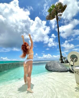 Lucia "Ginger" Molčányiová Instagram - Bali vibes🏝️Na Bali jsem se cítila nádherně taková jaká jsem přirozeně, bez make-upu, jen s opálenou pokožkou, oblečením ve světlých barvách, dovolenkárským mušličkovým náramkem na noze & rozpuštěnými vlasy.🦋

Děkuji za nádherné plavky @hanajanaswimwear 🤍

#Bali
