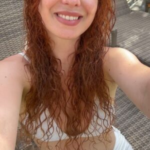 Lucia "Ginger" Molčányiová Instagram - Bali vibes🏝️Na Bali jsem se cítila nádherně taková jaká jsem přirozeně, bez make-upu, jen s opálenou pokožkou, oblečením ve světlých barvách, dovolenkárským mušličkovým náramkem na noze & rozpuštěnými vlasy.🦋

Děkuji za nádherné plavky @hanajanaswimwear 🤍

#Bali