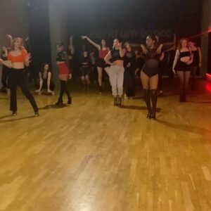 Lucia "Ginger" Molčányiová Instagram - Pro velký zájem znovu přinášíme👠HEELS DANCE WORKSHOP👠s naší společnou choreo na kultovní song „Cell Block Tango“ z našeho oblíbeného muzikálu Chicago.❤️‍🔥

📆2/3/2024 sobota 11:00-14:00
📍 @tanecni_sector Tusarova 31, Praha
🌹Level: ALL LEVELS začátečnice - pokročilé
💃🏼Dress Code: Hot Outfit & Heels
👑Cena: 1000 Kč platba online / 1200 Kč platba na místě 

⬇️Registrace⬇️
www.dancewithginger.com

Přihlaš se co nejdřív. Počet míst omezen!
Těšíme se na tebe!
💋