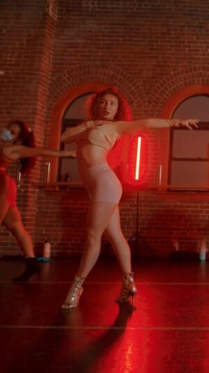 Lucia "Ginger" Molčányiová Instagram - I found you beautiful🌹
I loved dancing this choreo by @oliviacipolla 🌹
Studio @bostondancestudios 📍
Heels @joheela_danceshoes -15% code: GINGER👠